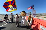 정상회담장 인근서 중국의 티베트 탄압 규탄