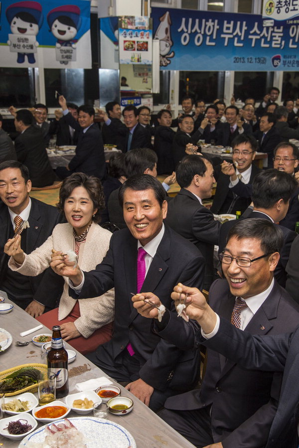 사진이 안 나오면→ 우칙클릭→ 사진보기클릭: 작성: '한국 네티즌본부' 카페