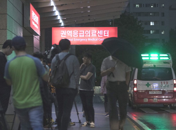 탑, 위독 보도는 과장된 듯...경찰 "수면제 성분에 잠 자고 있어" | 인스티즈