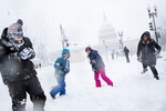 ‘겨울 폭풍 경보’ 워싱턴서  눈싸움하는 아이들