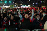 밤샘 응원 시민 "태극전사 투혼 덕에 3주 동안 행복했다"