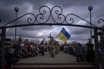 우크라이나 국민 3분의 1이 피란민, 러시아 ‘봄 대공세’ 예고 암운
