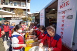 경남정보대학교 지역사랑봉사단, 당산공원에서 어르신 150여 명에게 점심 식사 대접