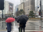 ‘우산 비 제대로 못 막아요’ 부산 울산 호우특보…하천 곳곳 통제