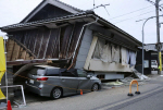 ‘기울고 무너지고’ 日 이시카와현서 규모 6.5 지진…지붕 고치던 남성 사망
