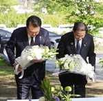 2주 만에 재회한 한일 정상, 한국 원폭 희생자비 첫 공동참배
