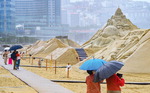 연휴 막바지…우중 모래축제 즐기는 시민