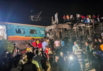 인도 열차 충돌 사고로 사망자 최소 207명...부상 900명
