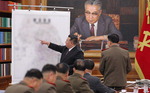 김정은, 지도 속 서울 가리키며  “공세적 전쟁 준비”(종합)