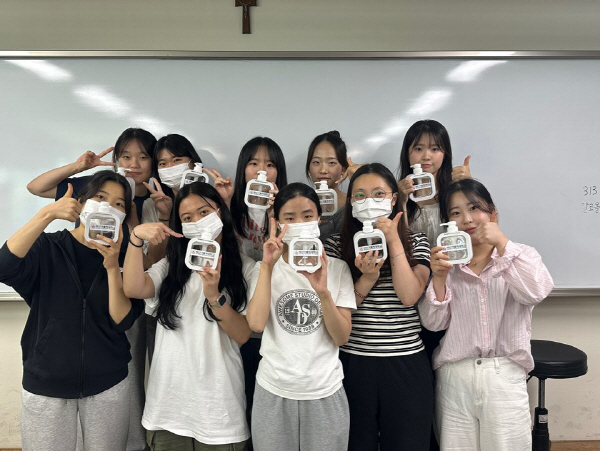 부산가톨릭대 임상병리학과 바르레오 창업동아리, 캄보디아 해외봉사에 직접 제작한 친환경 손 세정제 기부 이미지