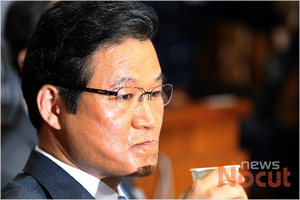 ��, '�Ѱ����� Į�� ��� �߰ߵ� �Ƴ� ���'���� ����� �Ͱ�