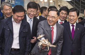 �� �Ѹ� �λ� ù �湮 