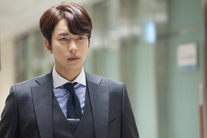 '¼øÁ¤¿¡ ¹ÝÇÏ´Ù' À±Çö¹Î, ÀÏÆí´Ü½É Ű´Ù¸® ¾ÆÀú¾¾¡¦¾ÖÁ¤ °¡µæÇÑ ´«¸Á¿ï·Î '¿©½É ¿Ãų'