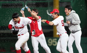 <���ξ߱�> ��ȭ ����, �ѱ����� ù ��Ÿ ���