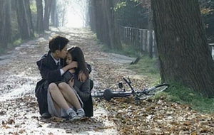 ��ü��� �ڽ���, ª�� ġ�� �԰� �ޱ׷� �ɾơ��������� '����'