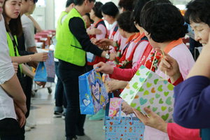 û�� �뵿��, ����̳� ī���̼� �޾��� ���л��鿡 