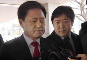 ����Ƽ �̿��� ȸ�忡�Լ� ��ǰ ���� ���� �㳲�� �� �λ���� ¡�� 5�� ����