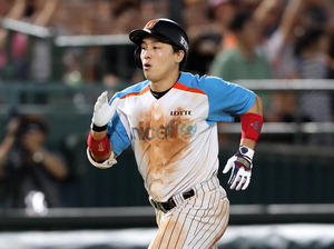 ·Ôµ¥ ¡®8¿ùÀÇ Áø°Ý¡¯ È÷¾î·Î´Â ¼Õ¾Æ¼·