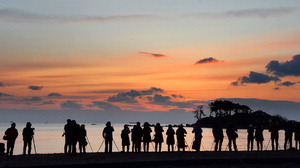 [WIDE SHOT] �����ϰ� �ձ��� �ʾƵ��������� �������