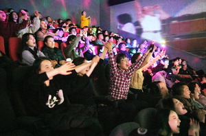 [WIDE SHOT] ��ȭ�� ��â, ������ �ŵ���� ������Ų ��