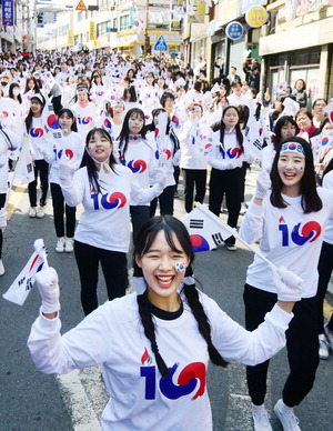 [WIDE SHOT] ���� �� ���� �ְ� �ѡ�100�� �� ���������� �Լ�