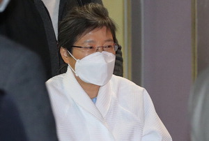 ���� ���к����� �ؾ����� �系 �ݹߡ��ߴ�, �ڱ��� ���� ��� ������ å�ӷ� ���