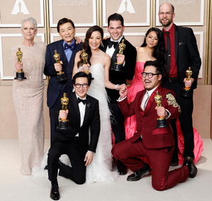 ÀÛǰ»óºÎÅÍ ¾çÀÚ°æ ¾Æ½Ã¾Æ Ã¹ ¿©¿ìÁÖ¿¬»ó±îÁö¡¦¡®¿¡ºê¸®¾Å ¿¡ºê¸®¿þ¾î ¿Ã ¾Ü ¿ø½º¡¯ ¿À½ºÄ« 7°ü¿Õ