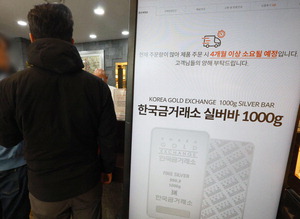 �ݰ� �޵ �־󸮵� �����λ�, ���١��ǹ��� ǰ�͡����� �ߴ�