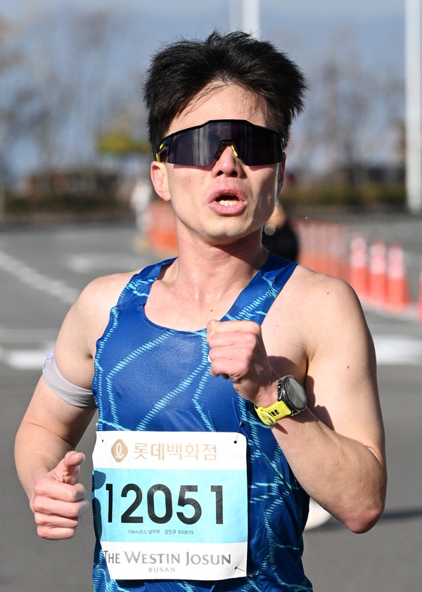 10㎞ 코스 남자 1위 감진규 씨 “마라톤 10년째…달리기 붐 계속되길”