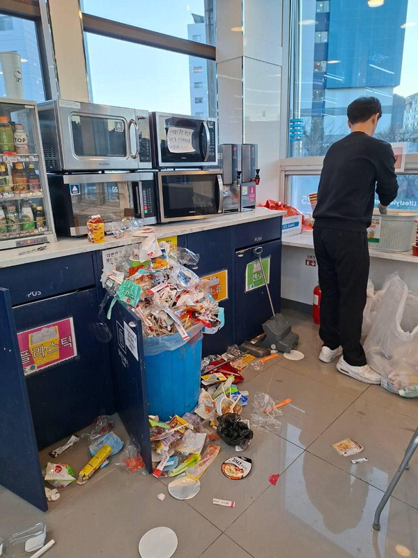 [어떻게 생각하십니까] 캠퍼스 매점에도 불어닥친 '무인화 바람' - 뉴스 썸네일 이미지